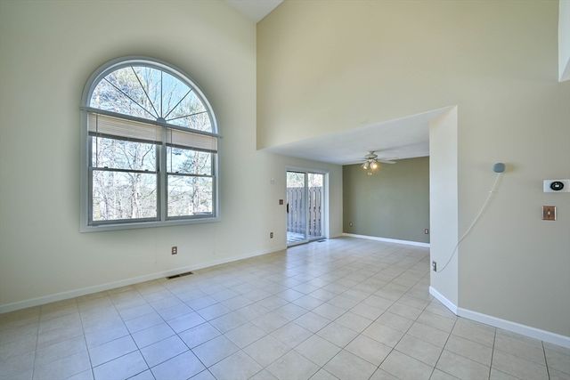 8 Village Green 8, Sturbridge, MA 01566