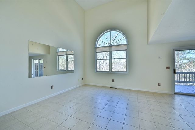 8 Village Green 8, Sturbridge, MA 01566