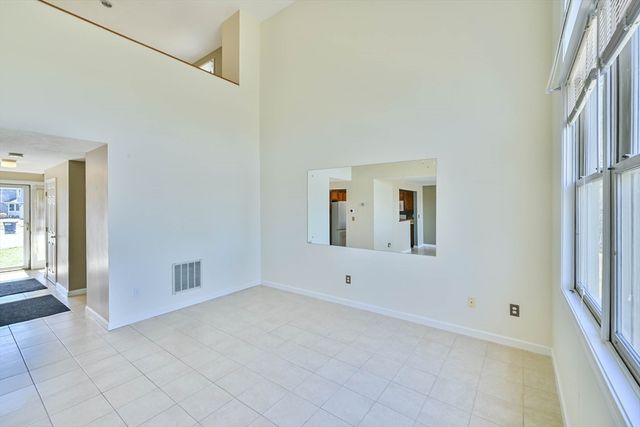 8 Village Green 8, Sturbridge, MA 01566