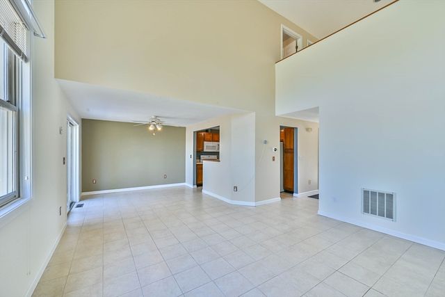 8 Village Green 8, Sturbridge, MA 01566