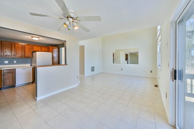 8 Village Green 8, Sturbridge, MA 01566