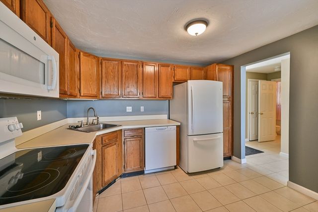 8 Village Green 8, Sturbridge, MA 01566