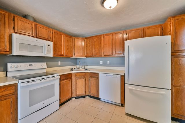 8 Village Green 8, Sturbridge, MA 01566