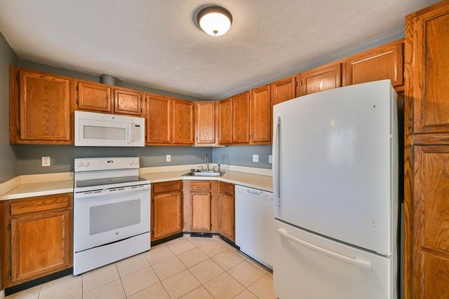 8 Village Green 8, Sturbridge, MA 01566