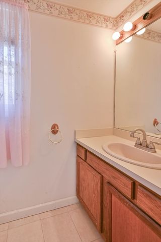 8 Village Green 8, Sturbridge, MA 01566