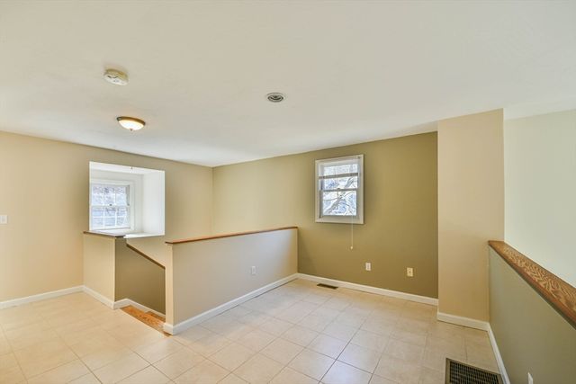 8 Village Green 8, Sturbridge, MA 01566