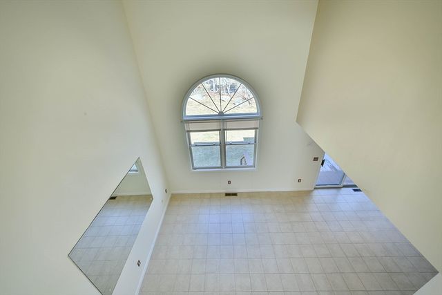 8 Village Green 8, Sturbridge, MA 01566