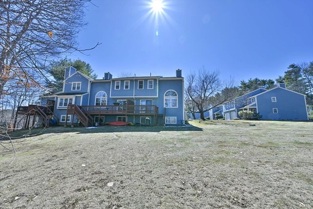8 Village Green 8, Sturbridge, MA 01566