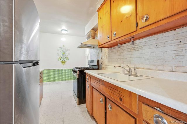 26-25 Union Street 1H, Flushing, NY 11354