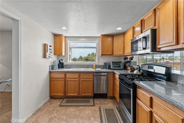 3521 E Avenue T4, Palmdale, CA 93550