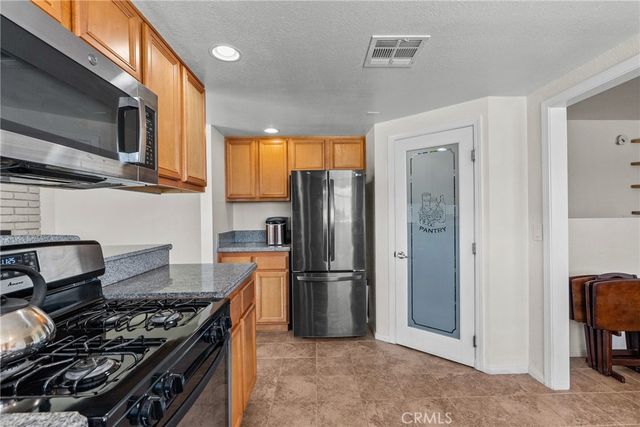 3521 E Avenue T4, Palmdale, CA 93550