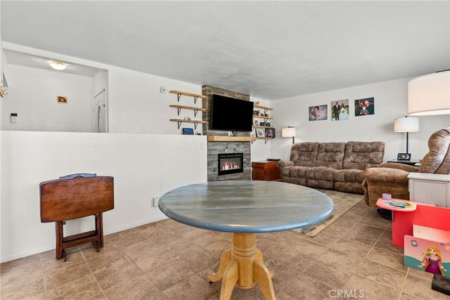 3521 E Avenue T4, Palmdale, CA 93550