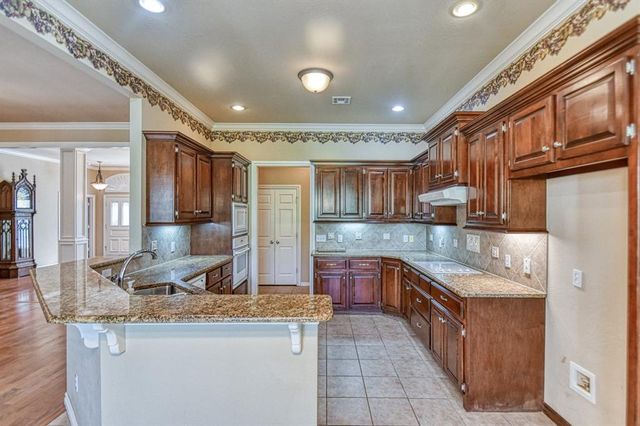 2821 Stonebridge Court, Norman, OK 73071