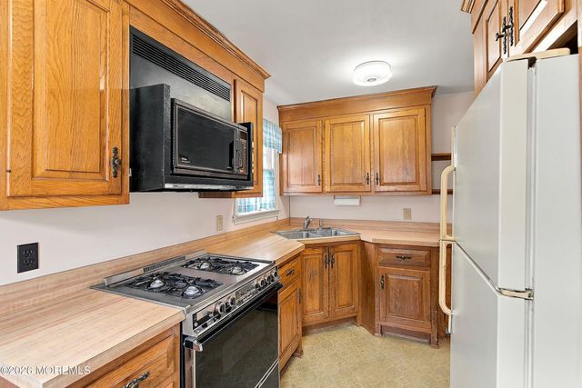 78 Clinton Avenue, Eatontown, NJ 07724