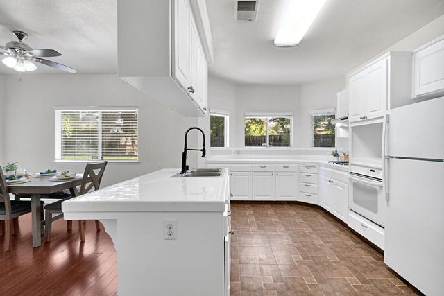838 E Omaha Avenue, Fresno, CA 93720