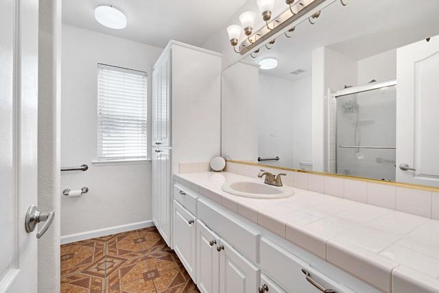 838 E Omaha Avenue, Fresno, CA 93720