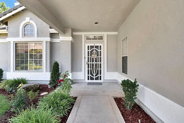 838 E Omaha Avenue, Fresno, CA 93720