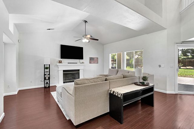 838 E Omaha Avenue, Fresno, CA 93720
