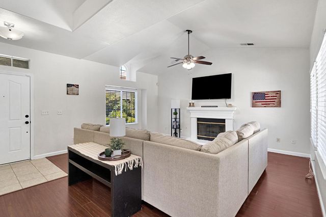 838 E Omaha Avenue, Fresno, CA 93720