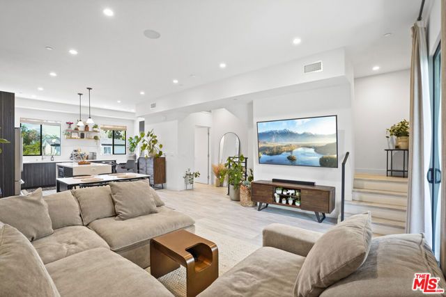 6716 N Royce Lane, Van Nuys (los Angeles), CA 91411