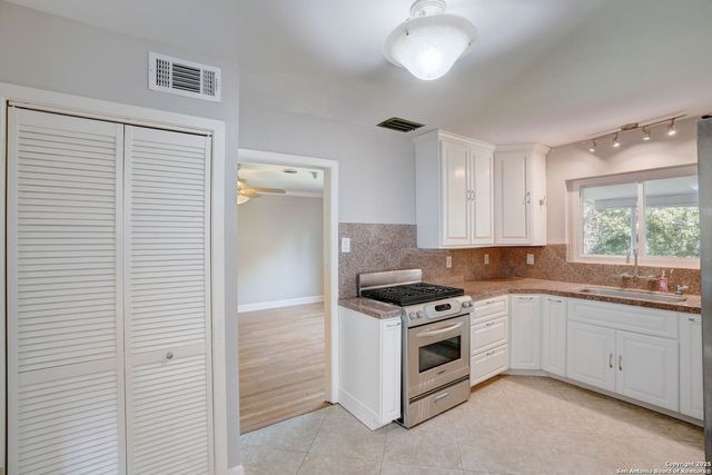 631 E Nottingham Dr, San Antonio, TX 78209