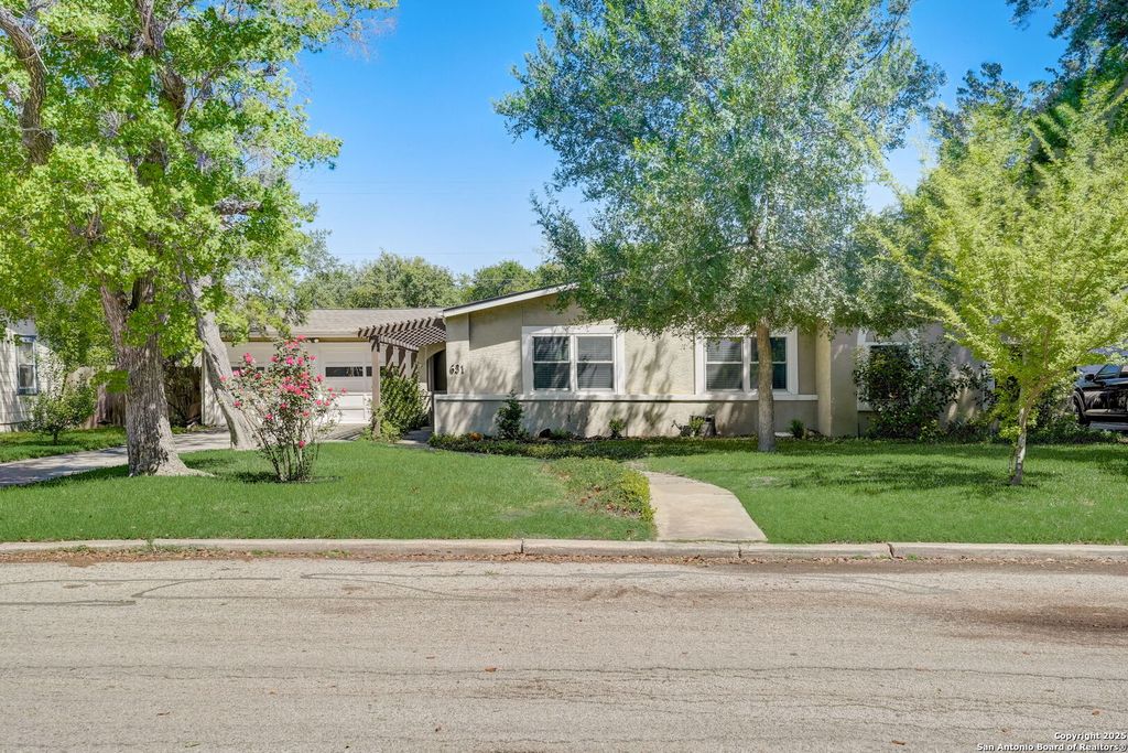 631 E Nottingham Dr, San Antonio, TX 78209