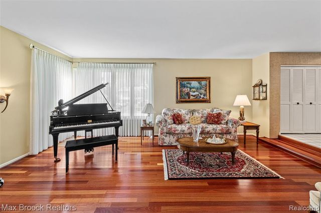 3265 Bloomfield Shore Drive, West Bloomfield, MI 48323