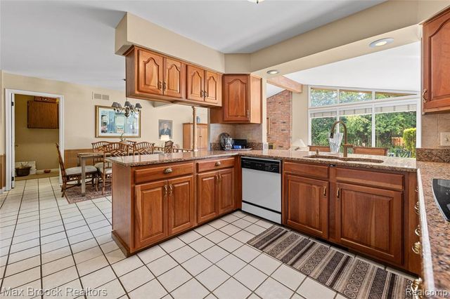 3265 Bloomfield Shore Drive, West Bloomfield, MI 48323