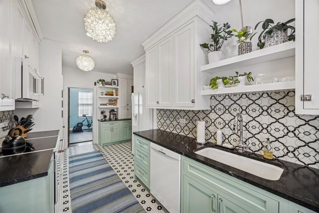 200 S Maple Avenue 12, Oak Park, IL 60302