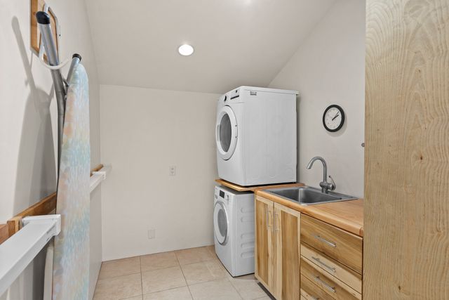 22 Madre De Dios, Santa Fe, NM 87505