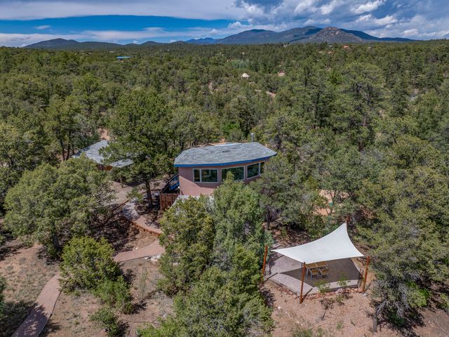 22 Madre De Dios, Santa Fe, NM 87505