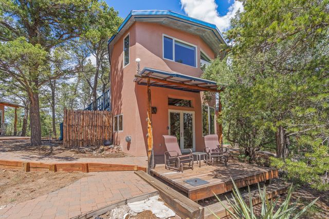22 Madre De Dios, Santa Fe, NM 87505
