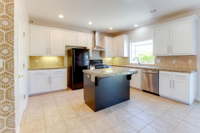 1890 Calistoga Drive, Hollister, CA 95023