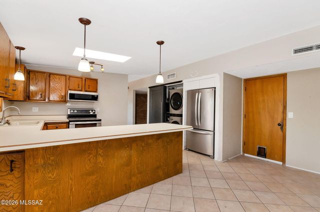 611 S Staunton Drive, Tucson, AZ 85710