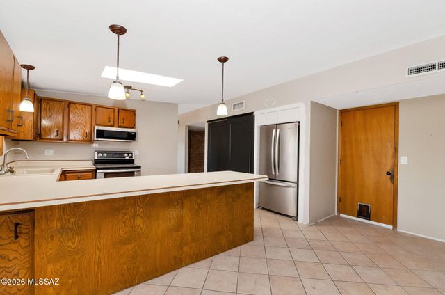 611 S Staunton Drive, Tucson, AZ 85710