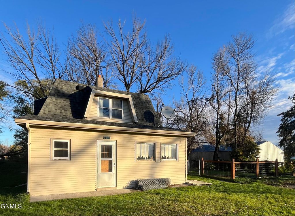 208 2nd Street, Eckelson, ND 58481