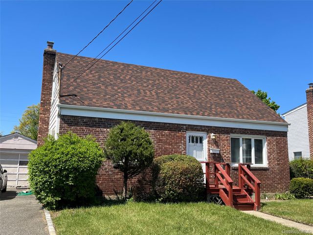 27 5th Avenue, Westbury, NY 11590