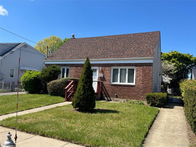 27 5th Avenue, Westbury, NY 11590