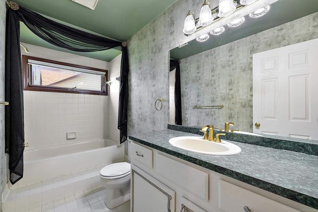 48626 Thorncroft Drive, Macomb, MI 48044