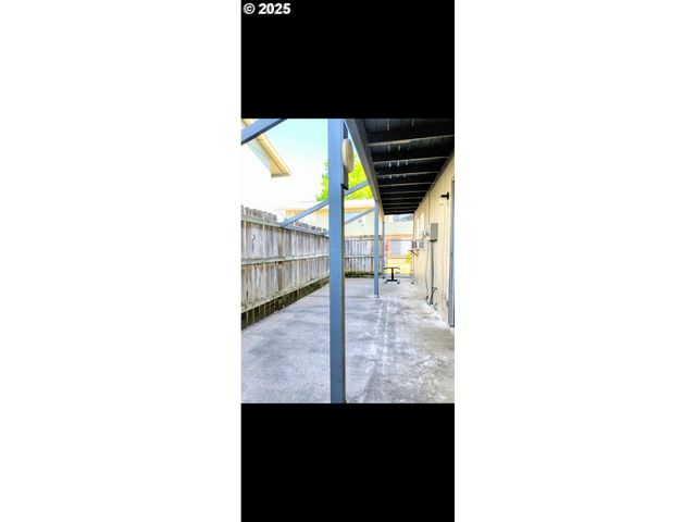 587 W BERDINE St, Roseburg, OR 97471