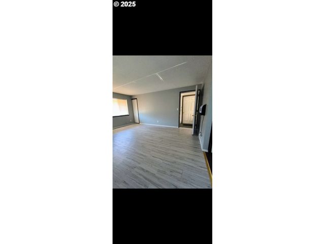 587 W BERDINE St, Roseburg, OR 97471