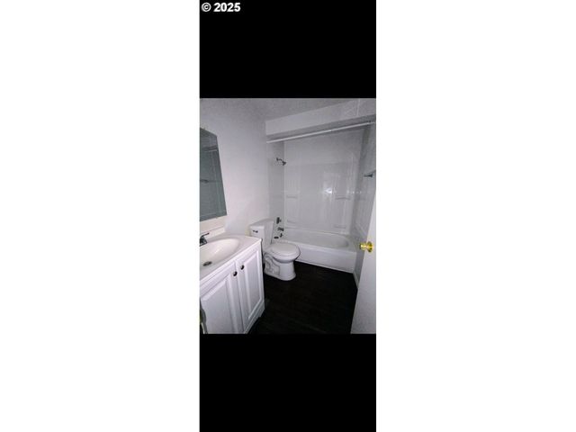 587 W BERDINE St, Roseburg, OR 97471