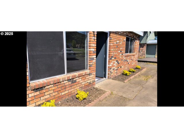 587 W BERDINE St, Roseburg, OR 97471