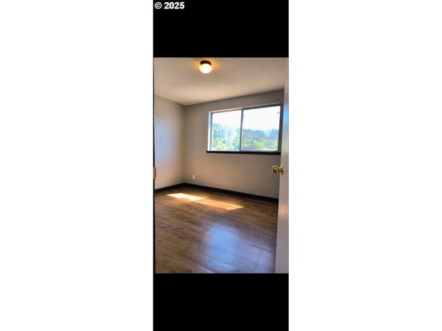 587 W BERDINE St, Roseburg, OR 97471