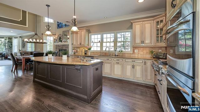 17 Farmstead Lane, Wayne, NJ 07470