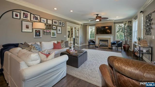 17 Farmstead Lane, Wayne, NJ 07470