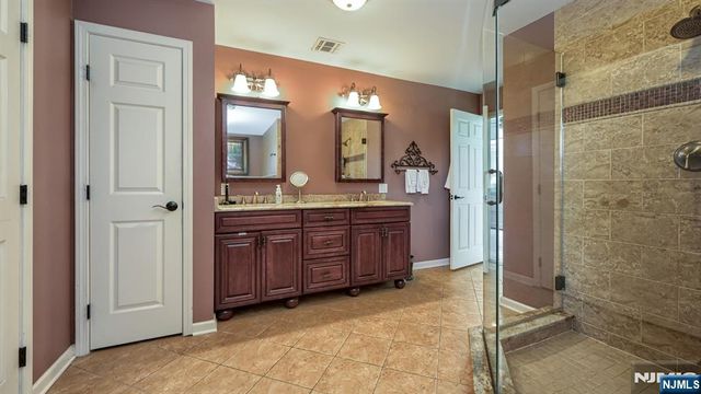 17 Farmstead Lane, Wayne, NJ 07470