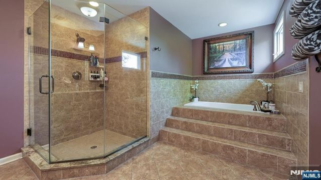 17 Farmstead Lane, Wayne, NJ 07470