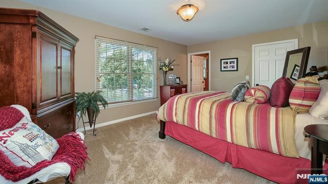 17 Farmstead Lane, Wayne, NJ 07470