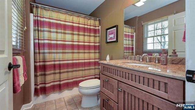17 Farmstead Lane, Wayne, NJ 07470